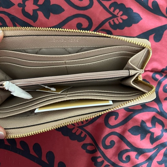 MICHAEL KORS Saffiano Leather Jet Set Travel Bisque Quarter Zip Wallet NWT - Picture 7 of 9